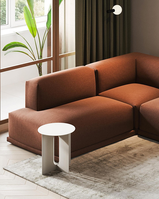 Шкіряний червоний диван в класичній вітальні з каміном та книгами