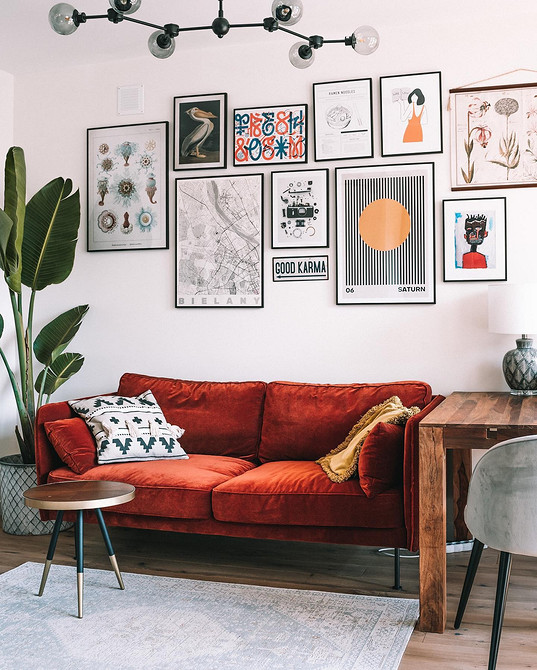 Відтінки червоного: вибір кольору дивана для різних стилів інтер'єру вітальні.