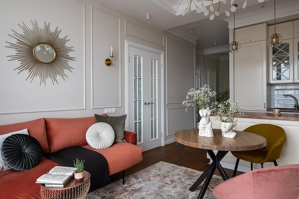 Червоний диван з акцентами в інтер'єрі: вдале поєднання кольорів та текстур.