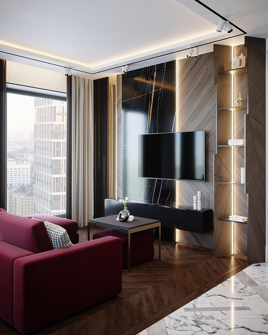 Кімната з червоним диваном і великим вікном: багато природного світла в інтер'єрі приміщення.