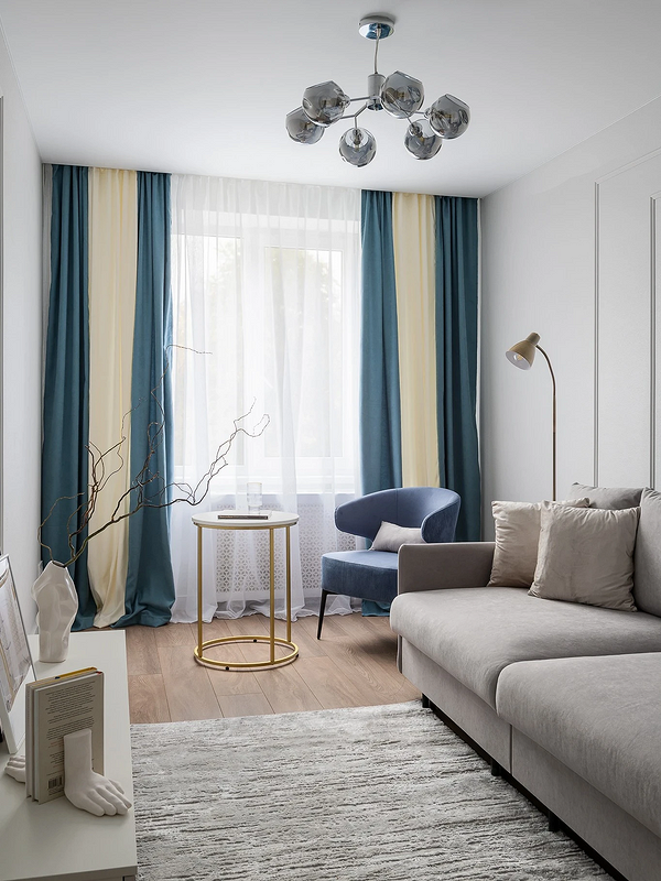 Затишне крісло з м'якою оббивкою та пледом, куточок релаксу в домі.