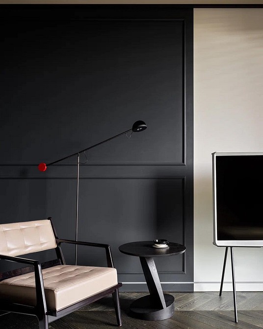 Зручне крісло з м'якою оббивкою та спинкою для комфортного читання вдома.