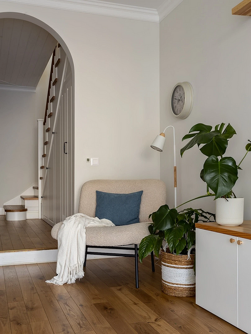 Затишок у домі Елегантне крісло у затишному куточку дому: рішення для комфортного відпочинку.