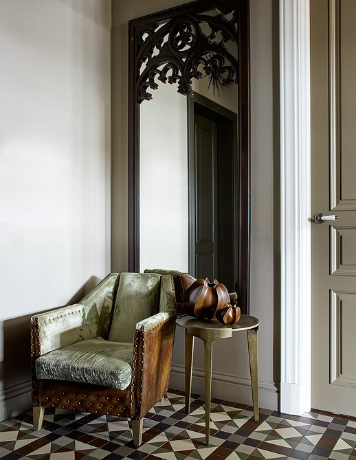 Затишне крісло з подушками на терасі: місце для відпочинку та насолоди на свіжому повітрі.