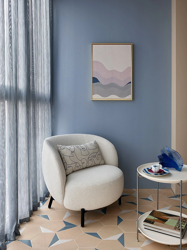 Крісла в інтер'єрі вітальні: різні види та варіанти розміщення для комфорту.