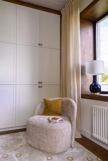 Сучасне крісло з тканиною, що гармонійно доповнює інтер'єр, додаючи комфорту.