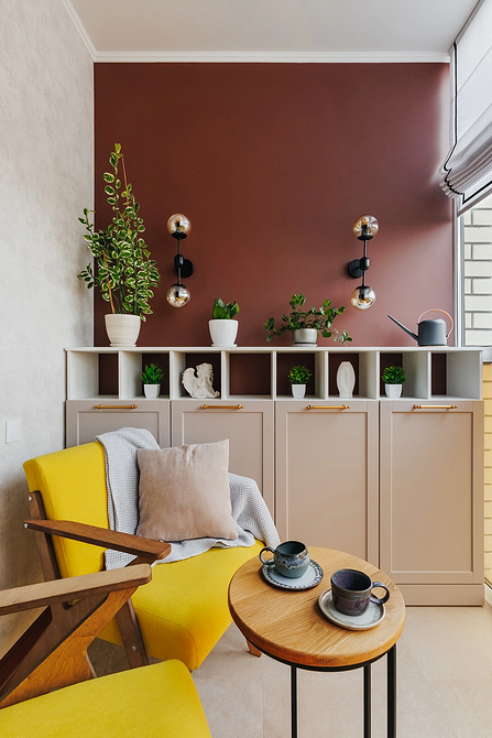 М'яке крісло в прихожій: комфортне місце для взування та очікування, практичний елемент.