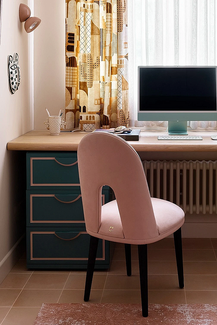 Елегантне крісло з комфортною оббивкою, що додає кольору та затишку інтер'єру.