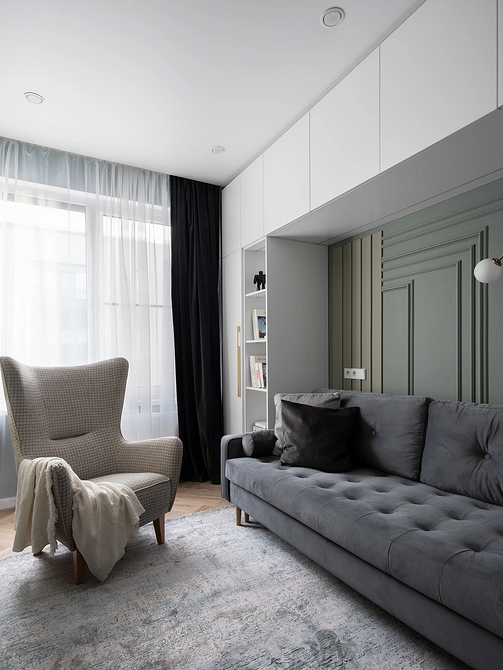 Крісло, дизайн якого акцентує зручність і стиль, ідеально підходить для читання.