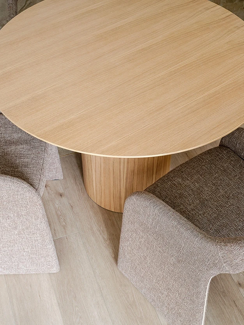 Затишне крісло у вітальні, створює ідеальний куточок для читання та релаксу.