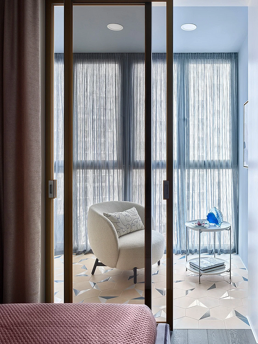 Крісло з яскравою оббивкою в дитячій кімнаті: місце для ігор, читання та відпочинку.