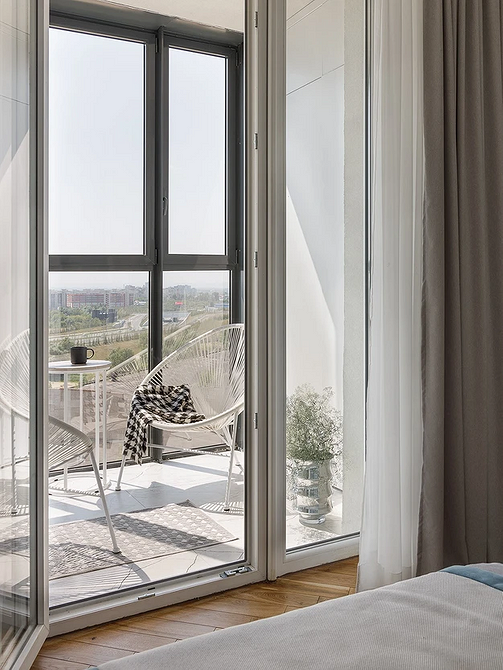 Сучасне крісло з високою спинкою у світлій вітальні: елегантний та комфортний дизайн.