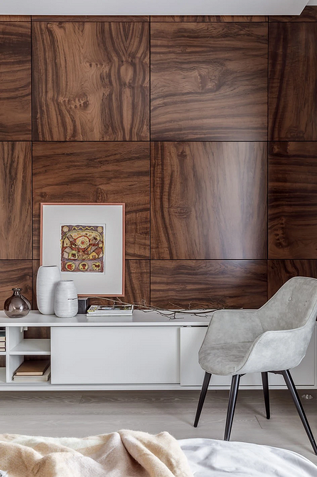 Затишне крісло для читання в інтер'єрі: ідеальне місце для відпочинку з книгою.