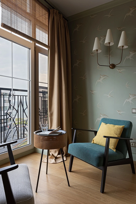 Стильне крісло з оригінальним дизайном оббивки, що підкреслює інтер'єр кімнати.