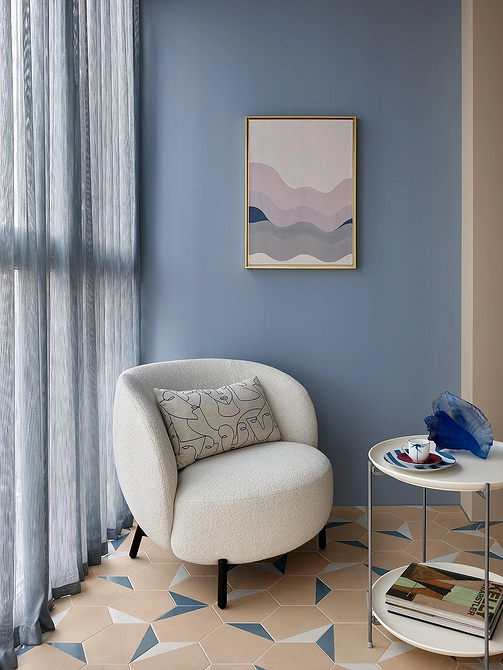 Крісло зі шкіри та дерева в сучасному дизайні, вибір матеріалів для дому.