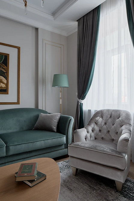 Крісло в спальні, що гармонійно поєднується з дизайном кімнати, створюючи затишок.