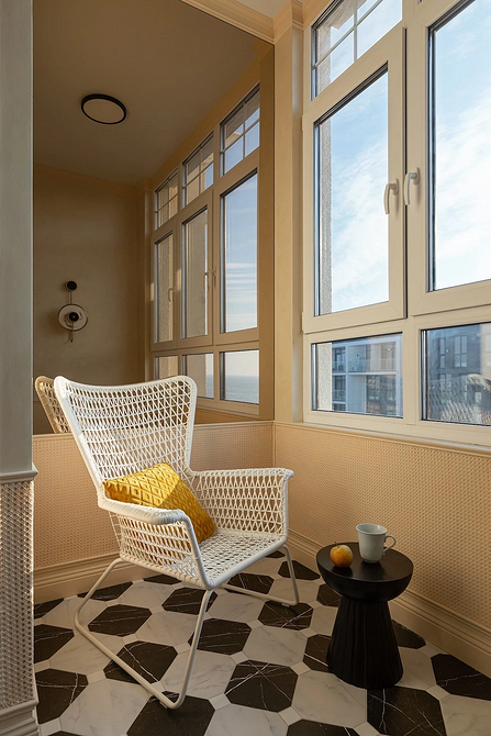 Зручне крісло біля каміна: ідеальне місце для зимових вечорів та затишного відпочинку.