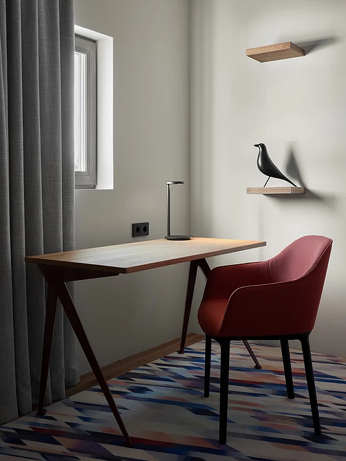 Крісло в інтер'єрі: ідеальний вибір для затишного куточка для читання вдома.