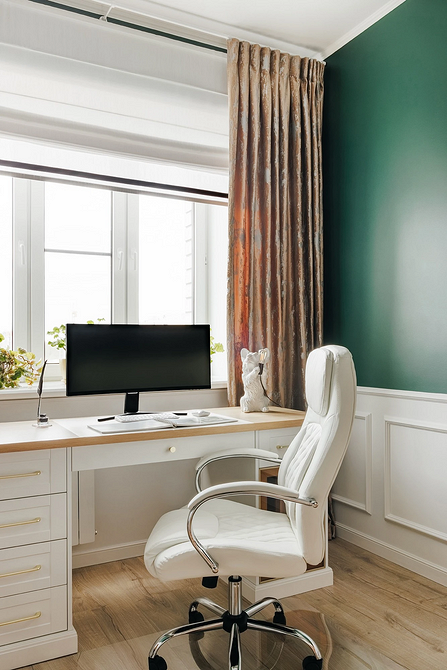 Крісло для відпочинку в інтер'єрі вітальні, сучасний дизайн та зручне розміщення.