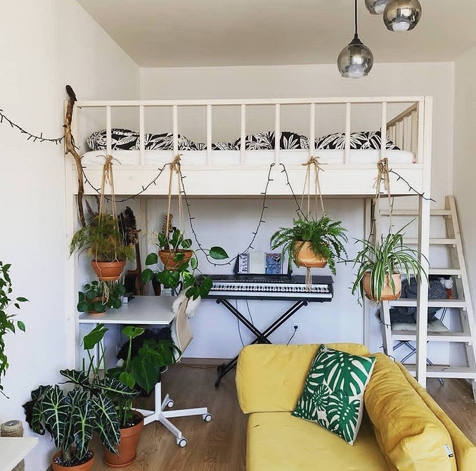 Сучасне дитяче ліжко-горище з робочою зоною: ідеальне рішення для економії простору.