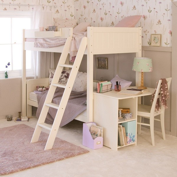 Функціональне дитяче ліжко-горище з шафою та робочим столом для економії місця.