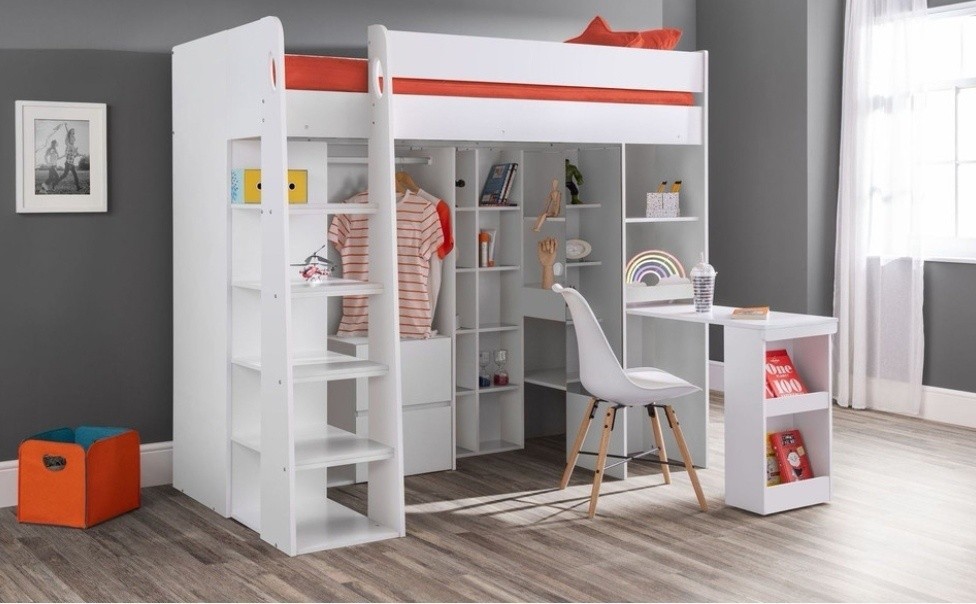 Інтер'єр маленької квартири з ліжком-горищем, що економить простір.