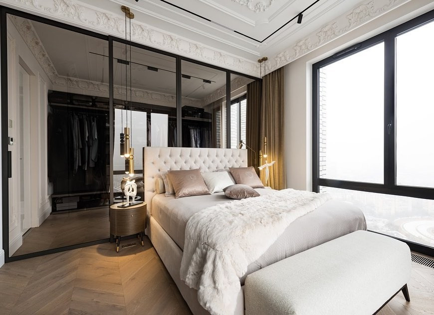 Сучасне ліжко з м'якою спинкою з тканини букле в спальні.