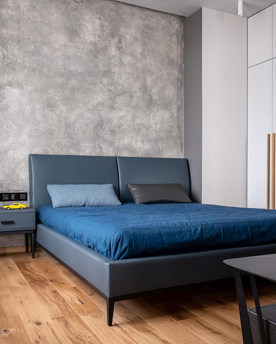 Ліжко з м'якою спинкою з оббивкою з рогожки, що додає сільського шарму.