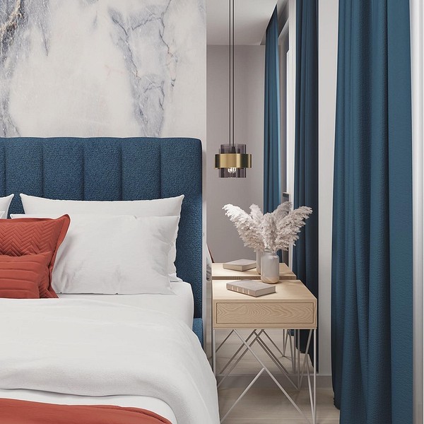 М'яка спинка ліжка оригінальної форми, оббита світлою тканиною, для світлої кімнати.