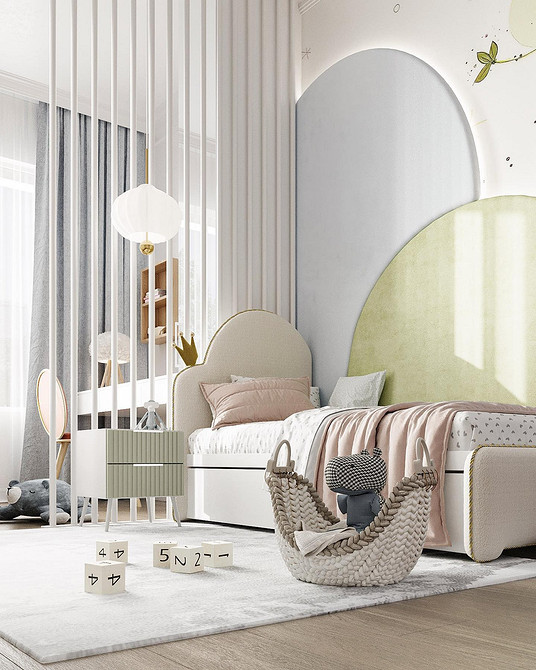 Бежеве ліжко з м'яким узголів'ям в інтер'єрі сучасної спальні 2026 з тумбочками.