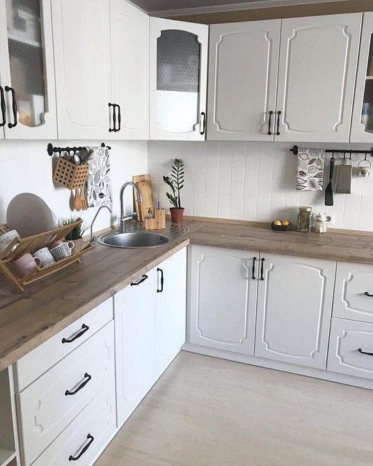 Сучасний дизайн інтер'єру з використанням старих меблів: ліжко, стіл, кухонний фартух.