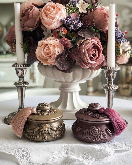 Декор своїми руками: переробка старого ліжка, столу та кухонного фартуха для дому.