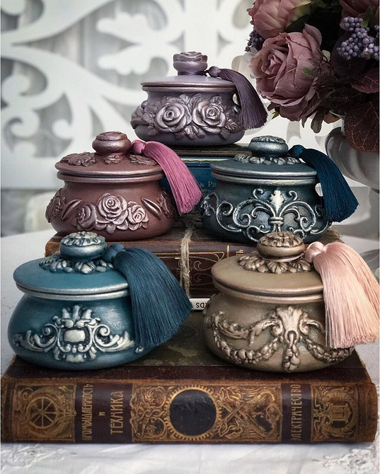 Реставрація старих меблів своїми руками: ліжко, стіл, кухонний фартух та інші елементи.