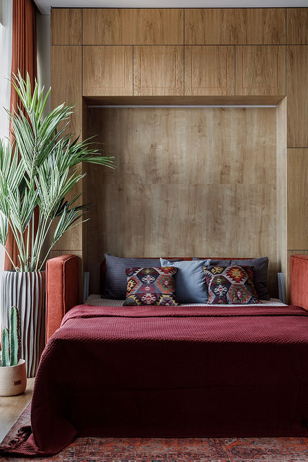 Ліжко 2026: Стиль Сучасне ліжко 2026 року з дерев'яними панелями в стильній спальні.