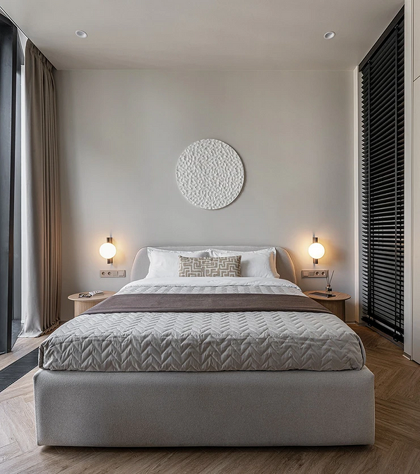 Японський акцент Інтер'єр спальні 2026: мінімалістичне ліжко з дерев'яним узголів'ям в японському стилі.