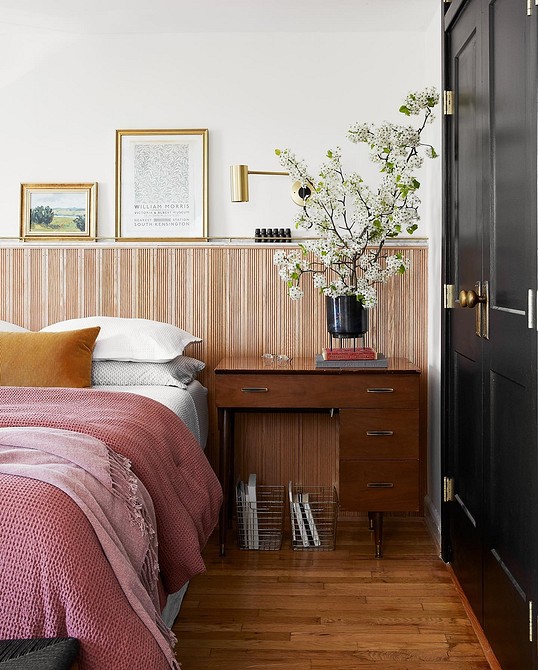 Мінімалізм та освітлення Стильна спальня з мінімалістичним ліжком та акцентним освітленням, тренди ліжок 2026.