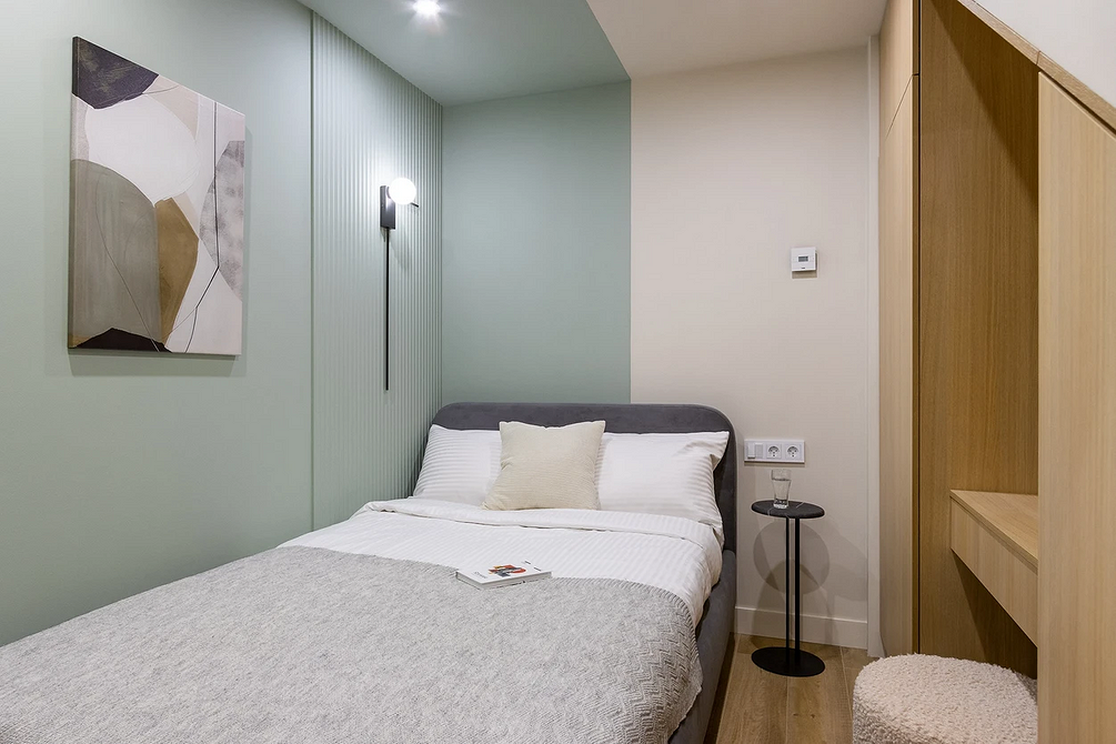 Сучасна полуторна кровать з м'яким узголів'ям, ідеальна для дизайну спальні 2026