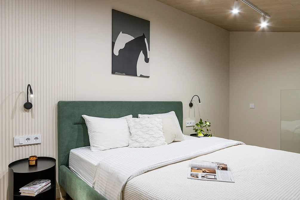 Мінімалізм і дерево Сучасна спальня 2026: мінімалістичне ліжко з натуральних матеріалів та дерев'яними елементами.