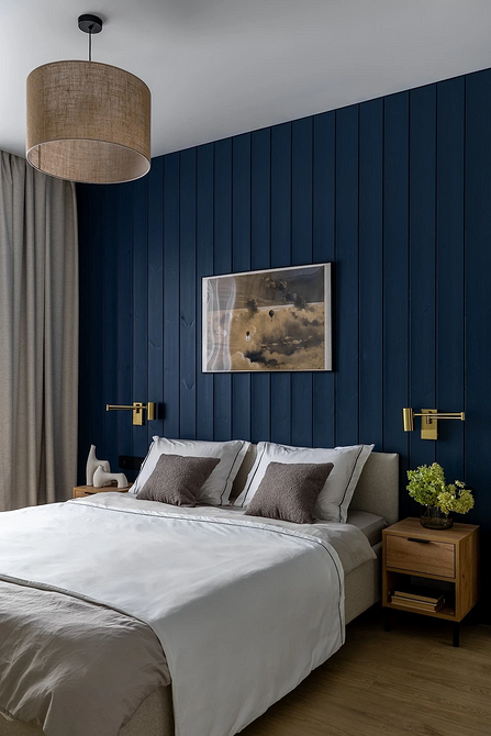 Кровать для маленької спальні 2026, полуторна модель з яскравим текстилем та акцентами