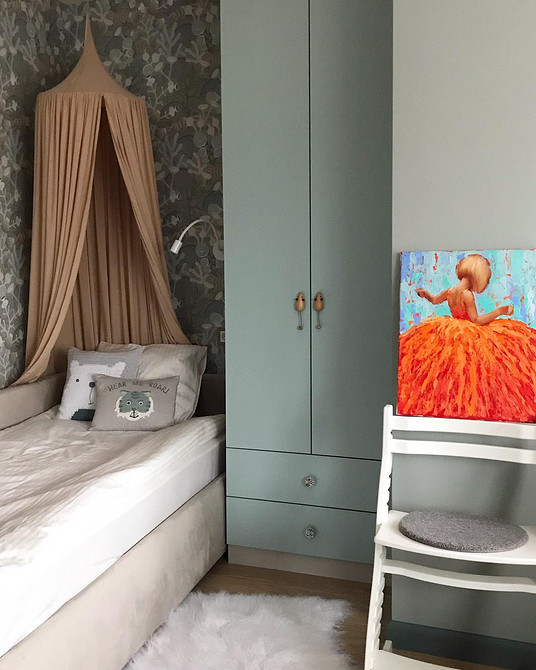 Ліжко з м'яким узголів'ям в стильній спальні 2026: комфорт та сучасний дизайн.