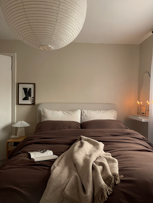 Сучасний дизайн спальні 2026: ліжко з м'якою панеллю та стильні приліжкові тумбочки.