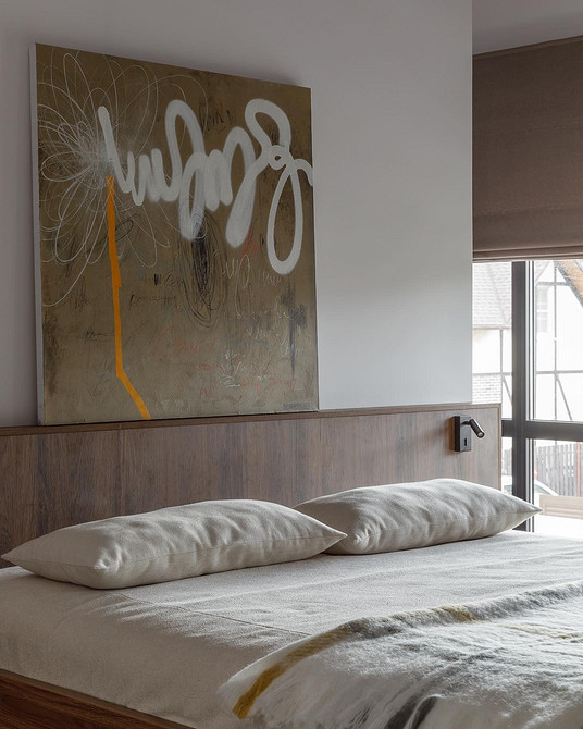 М'яке ліжко з акцентними подушками - сучасний дизайн спальні 2026 року.