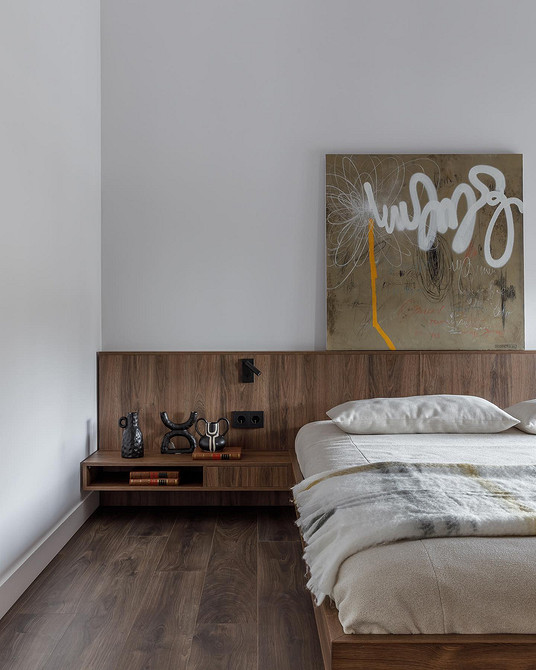 Спальня з м'яким ліжком та високою панеллю біля стіни - трендовий дизайн 2026.