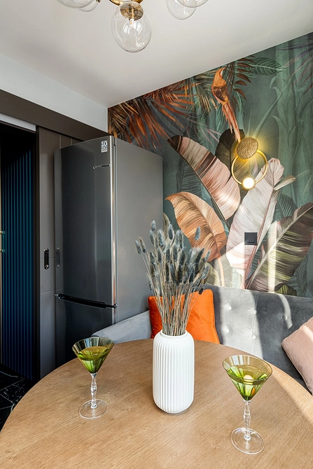 Дерево: тепло та затишок Дерев'яний круглий стіл та м'які стільці в затишній обідній зоні кухні.