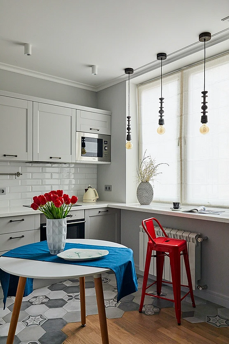 Центр: обідня зона Круглий стіл в центрі кухні створює комфортну обідню зону для всієї родини.