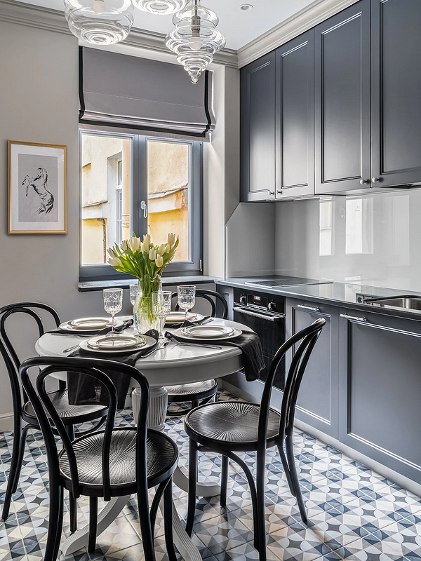 Круглий стіл: затишок Сучасний дизайн кухні з круглим столом для затишних родинних обідів.