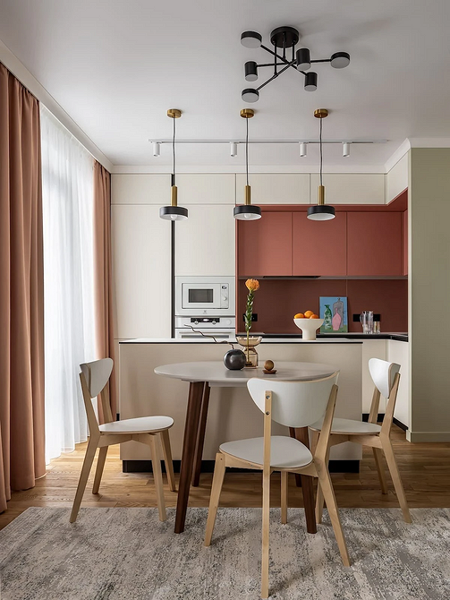 Затишок круглої форми Круглий стіл в інтер'єрі кухні з елегантно підібраними стільцями для комфортних обідів.