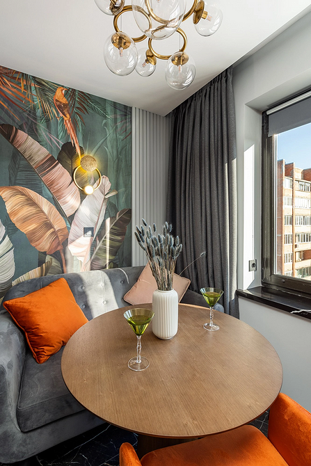 Пластиковий: яскравий акцент Стильний пластиковий круглий стіл на кухні з яскравими акцентами в декорі.