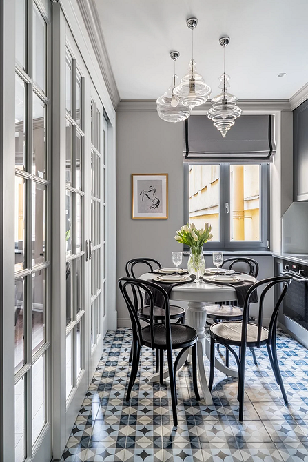 Мінімалізм: білий стіл Мінімалістичний дизайн кухні з білим круглим столом та лаконічними стільцями.