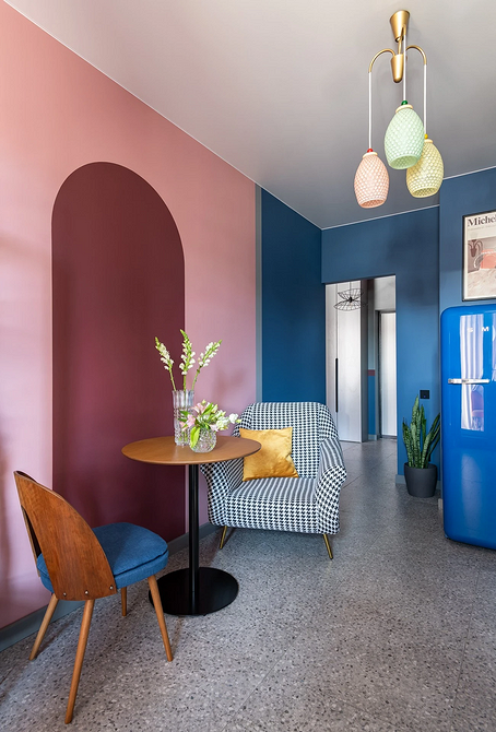 Великий стіл: родина Простора кухня з великим круглим столом для сімейних обідів та дружніх зустрічей.